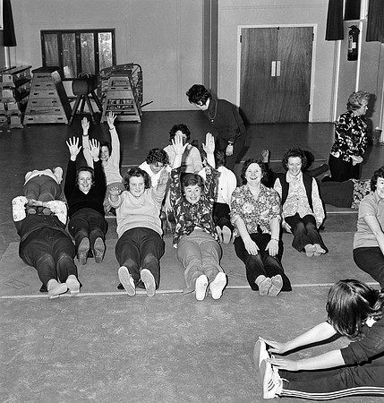 Ladies exercise class 70's (1)