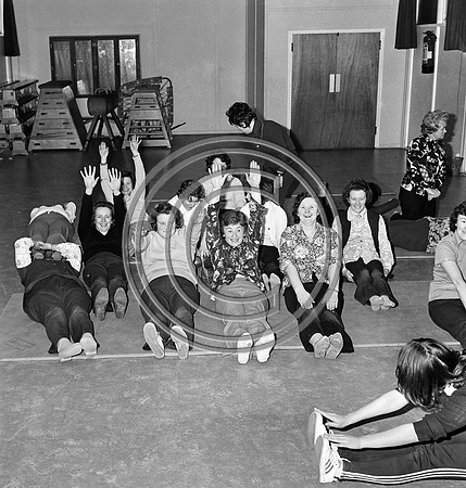Ladies exercise class 70's (1)