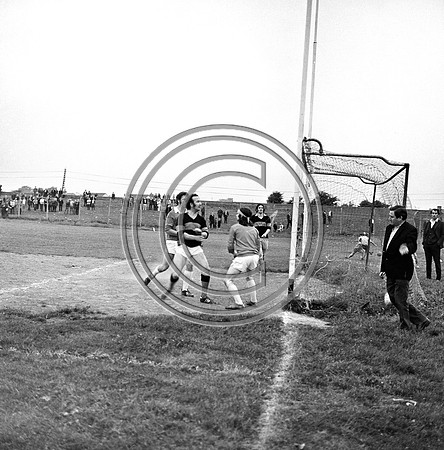 Stacks v Mitchels 70's Football (2)
