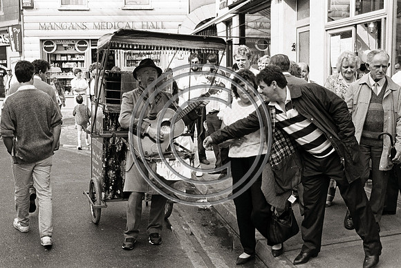 Dan the streetsinger 80's in Russell st (2)